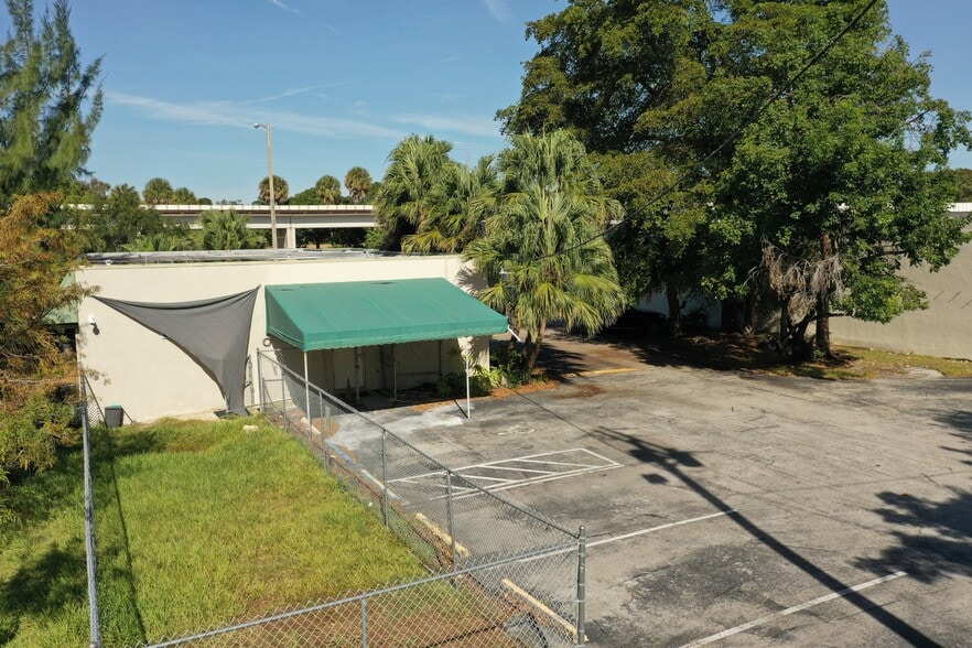 More Photos Of 6380 S Dixie Hwy, South Miami Veterinarian Kennel For Sale