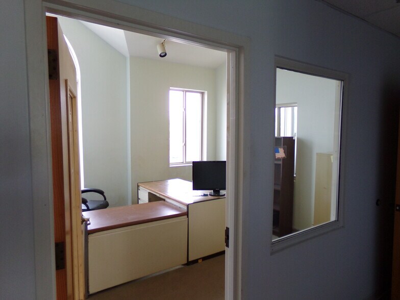 More Photos Of 22648 Glenn Dr, Sterling Office For Sale