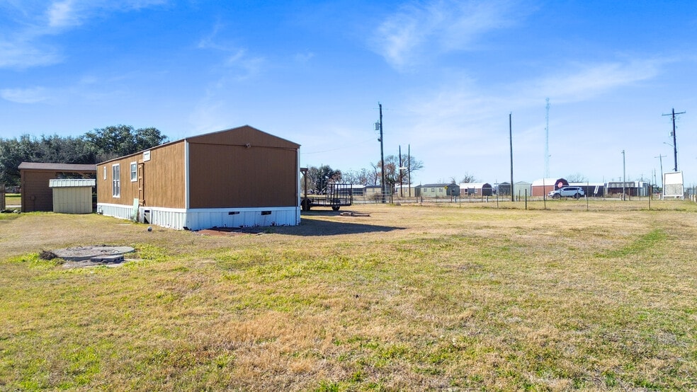 More Photos Of 9157 TX-105, Navasota Light Distribution For Sale