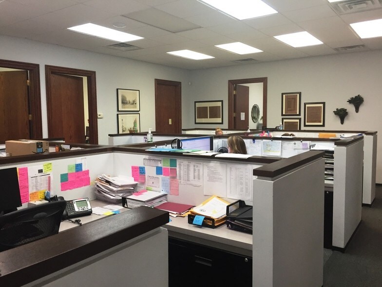 More Photos Of 501 W Colfax St, Palatine Office For Sale