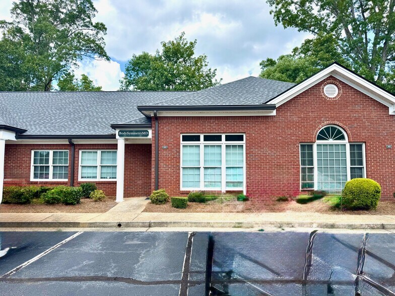 More Photos Of 201-204 Bombay Ln, Roswell Medical For Lease