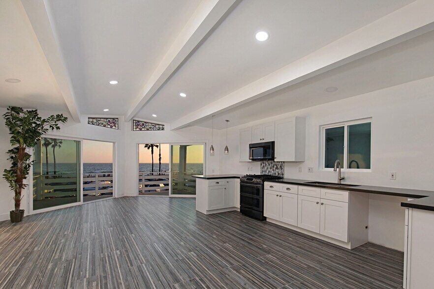 More Photos Of 2212 W Oceanfront, Newport Beach Multifamily For Sale