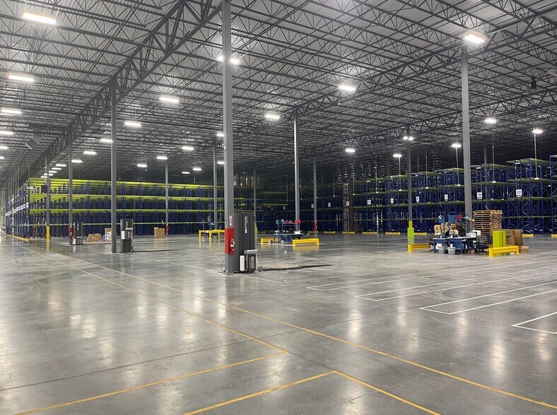 More Photos Of 8235 Plummer St, Houston Distribution For Lease