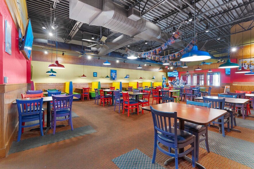 More Photos Of 850 Kepler Dr, Green Bay Restaurant For Sale