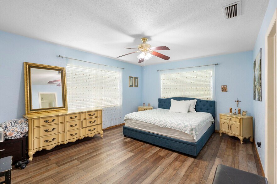 More Photos Of 4630 US Highway 17, De Leon Springs Restaurant For Sale