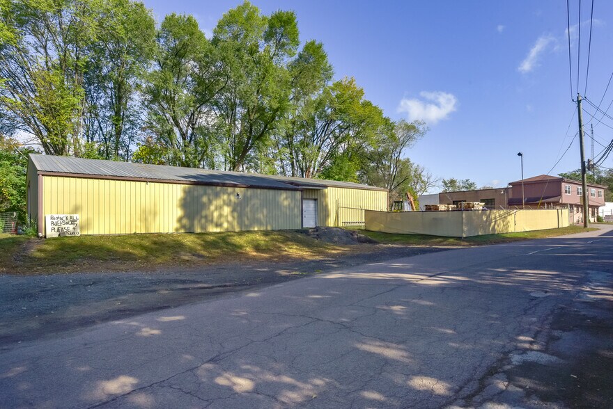 More Photos Of 77 N Market St, Nanticoke Distribution For Lease
