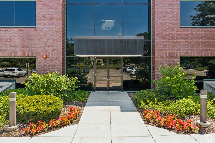 More Photos Of 1749 S Naperville Rd, Wheaton Office For Lease