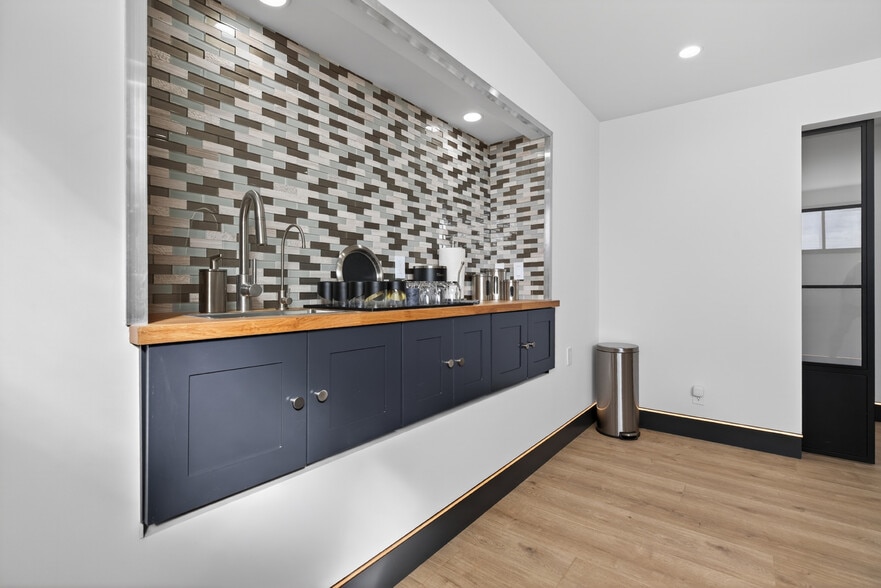 More Photos Of 703 S Main St, Burbank Showroom For Sale