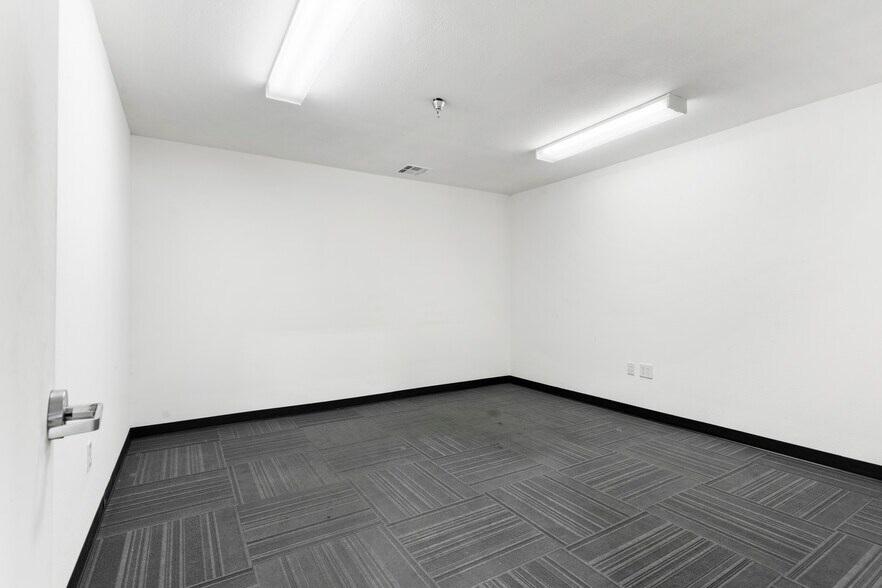 More Photos Of 1511 W Broadway St, Ardmore Auto Dealership For Sale