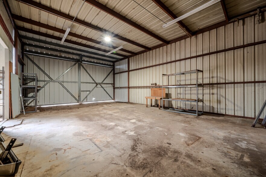 More Photos Of 619 E Jackson St, El Campo Warehouse For Lease