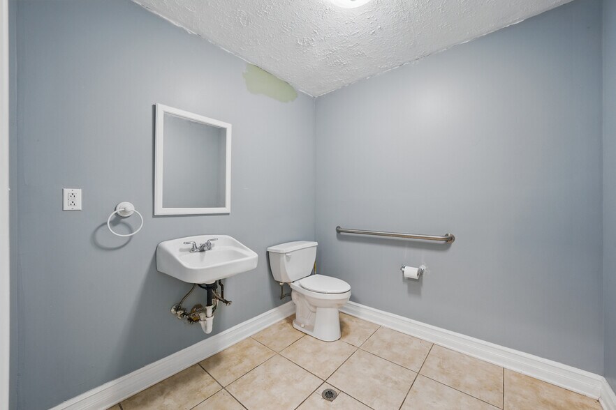 More Photos Of 9552 York Alpha Dr, North Royalton Service For Sale