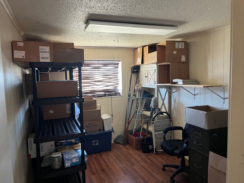 More Photos Of 1202 Cherokee St, Lindsay Auto Repair For Sale