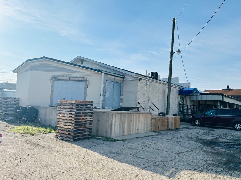 More Photos Of 305 W Madison St, Waterloo Freestanding For Sale