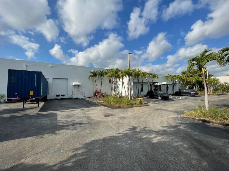 More Photos Of 1730 W 38th Pl, Hialeah Manufacturing For Lease