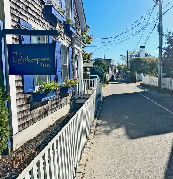 More Photos Of 25 Simpsons Ln, Edgartown Hotel For Sale