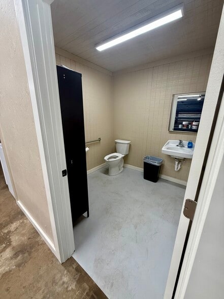 More Photos Of 1622 W Front St, Tyler Industrial For Sale