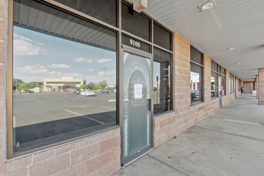 More Photos Of 9109 Dyer St, El Paso Storefront For Lease