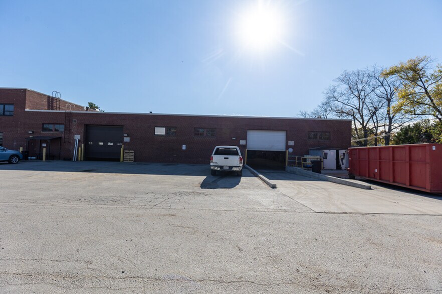 More Photos Of 929 Childs St, Wheaton Warehouse For Lease