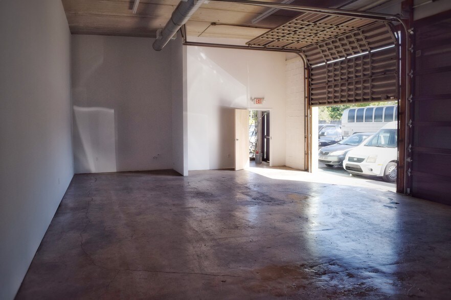 More Photos Of 290 NW 73rd St, Miami Service For Lease