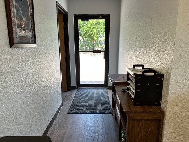 More Photos Of 1705 N Main St, Cleburne Auto Dealership For Sale