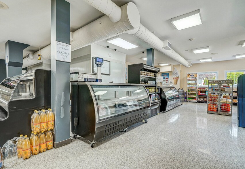 More Photos Of 1301 Rue Notre-Dame, Repentigny Storefront Retail Residential For Sale