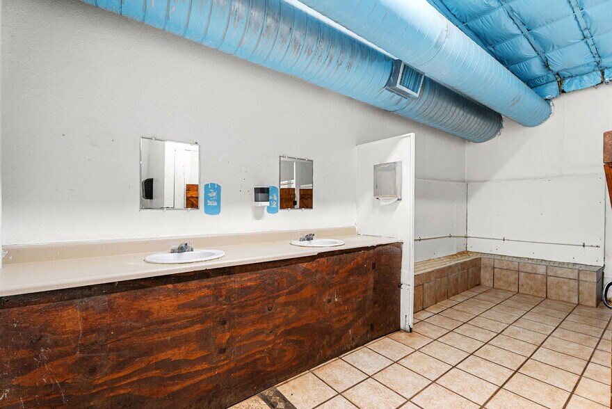 More Photos Of 13087 Hwy 271 N, Tyler Sports And Entertainment For Lease