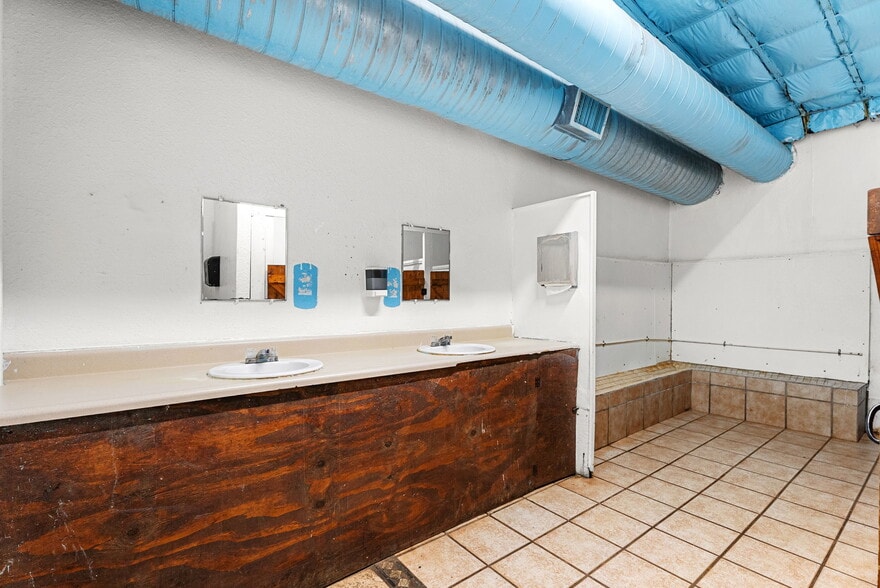 More Photos Of 13087 Hwy 271 N, Tyler Bar For Sale