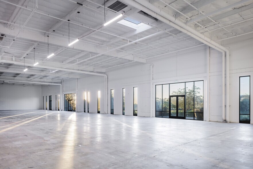 More Photos Of 2051 Palomar Airport Rd, Carlsbad Research And Development For Lease