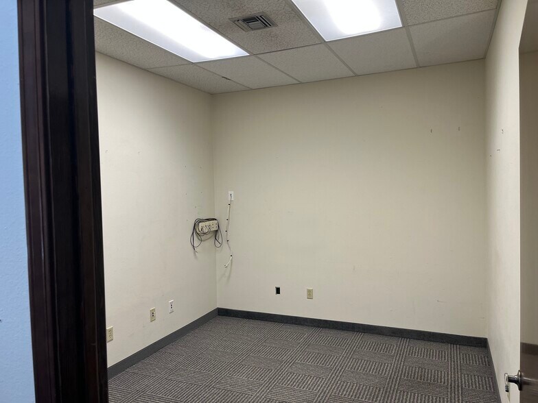More Photos Of 100 N Morain St, Kennewick General Retail For Lease