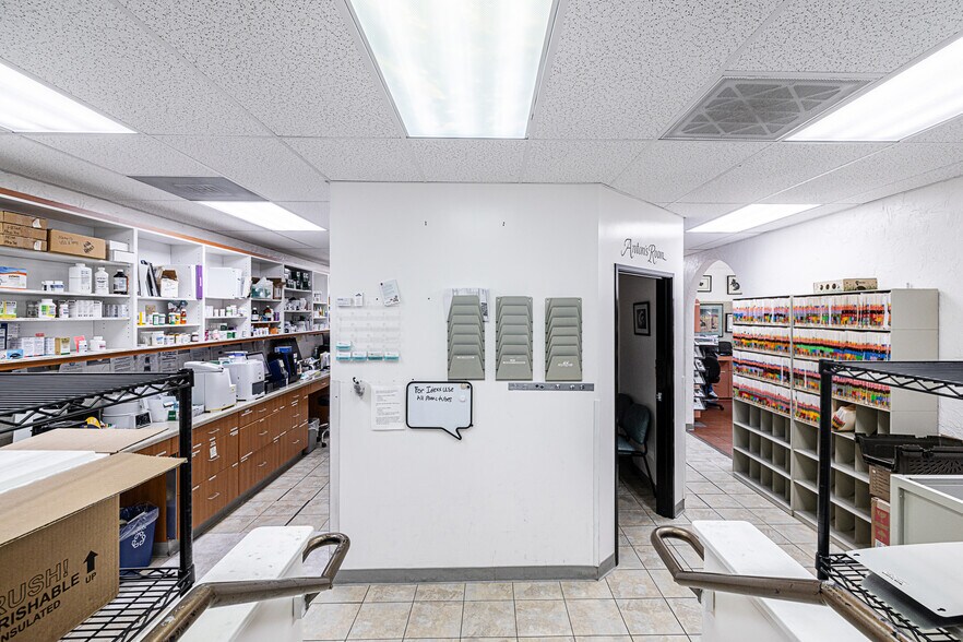 More Photos Of 26055 Bouquet Canyon Rd, Santa Clarita Veterinarian Kennel For Sale