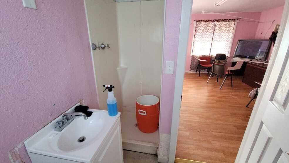 More Photos Of 1806 Solano St, Corning General Retail For Sale