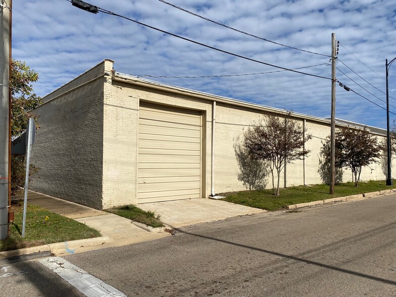 Primary Photo Of 319 S Broadway St, Tupelo Showroom For Lease