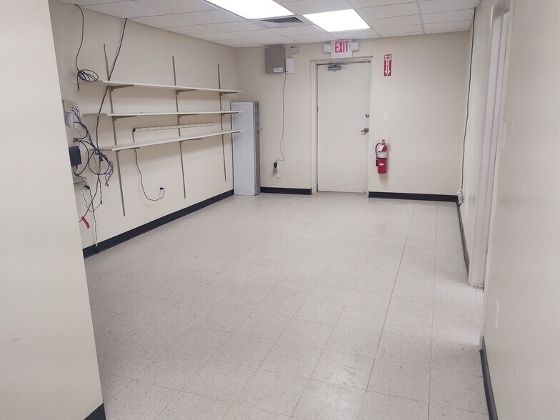 More Photos Of 909 Highland Ave, Selma Office For Sale