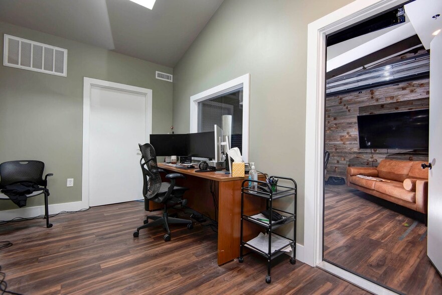 More Photos Of 1531 E Bradford Pky, Springfield Medical For Lease