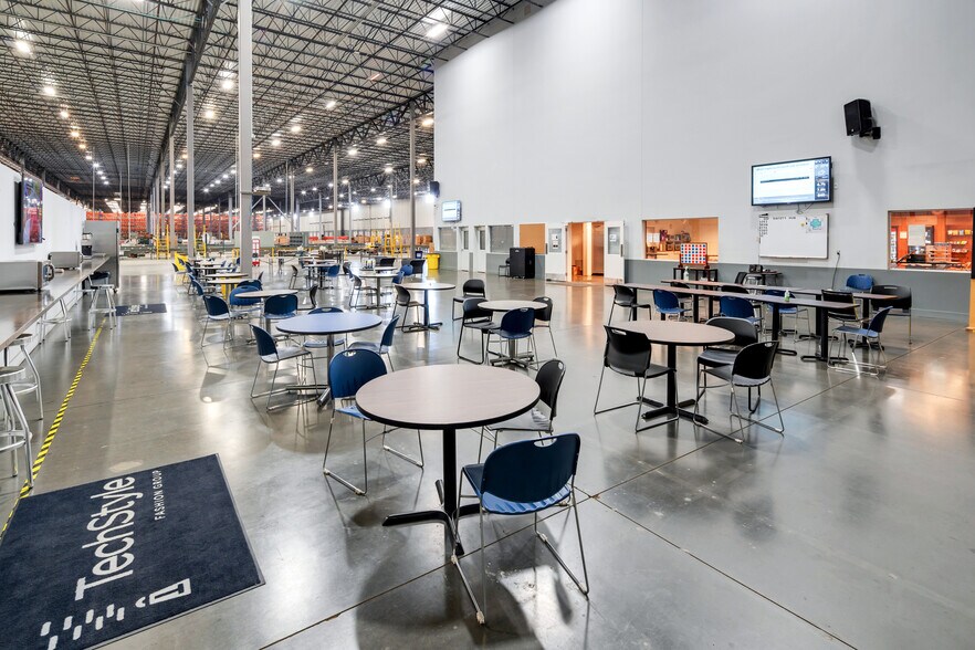 More Photos Of 7865 National Tpke, Louisville Distribution For Lease