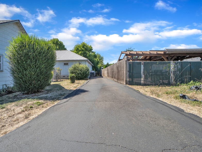 More Photos Of 711 W Main St, Sheridan Veterinarian Kennel For Sale