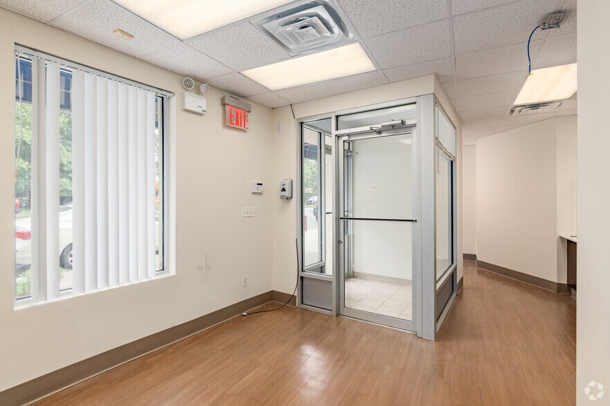 More Photos Of 211-20 Union Tpke, Oakland Gardens Storefront Retail Office For Lease