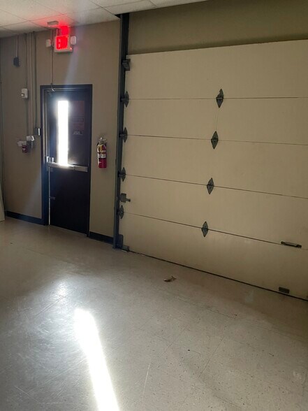 More Photos Of 1701 Colonial Dr, Thomasville Office For Lease