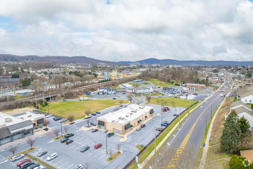 More Photos Of 3564 Penn Ave, Sinking Spring Unknown For Lease