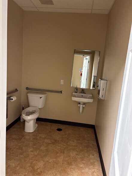 More Photos Of 2100 S Illinois St, Belleville Coworking Space