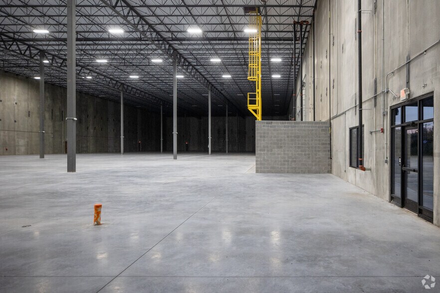 More Photos Of 45 Jiffy Rd, Somerset Warehouse For Lease