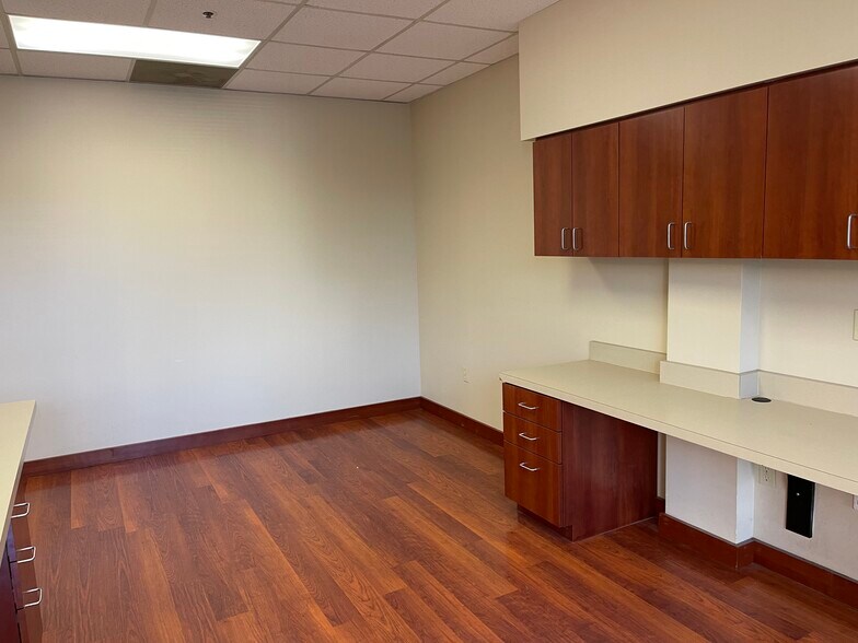 More Photos Of 4222 Trinity Mills Rd, Dallas Medical For Lease