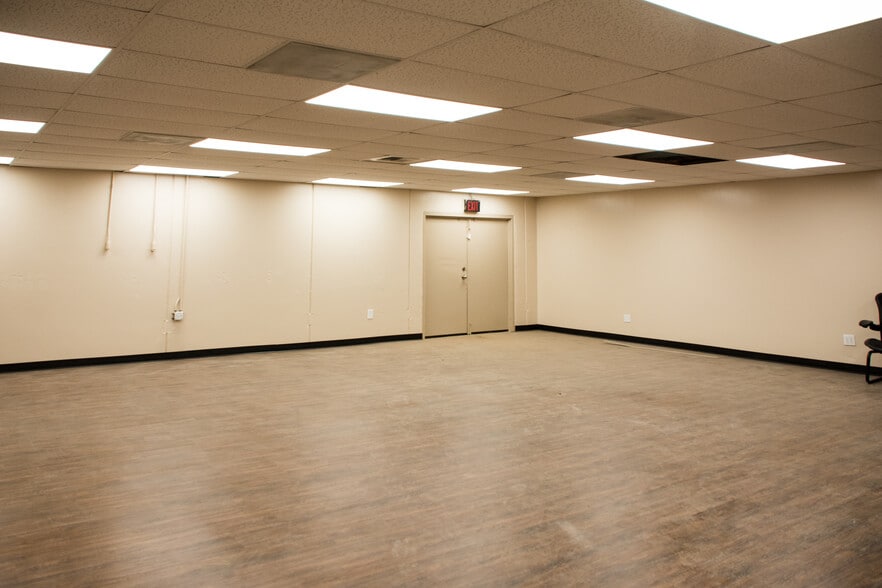 More Photos Of 2057 Commerce Dr, Midland Flex For Lease