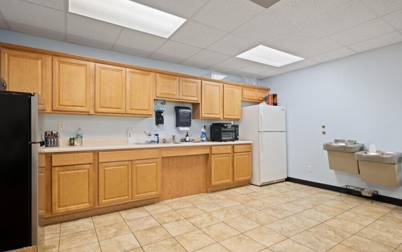 More Photos Of 2127 Grand Blvd, Holiday Light Distribution For Lease