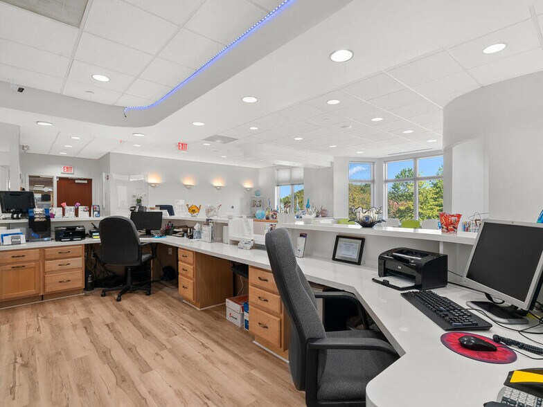 More Photos Of 46165 Westlake Dr, Sterling Medical For Sale