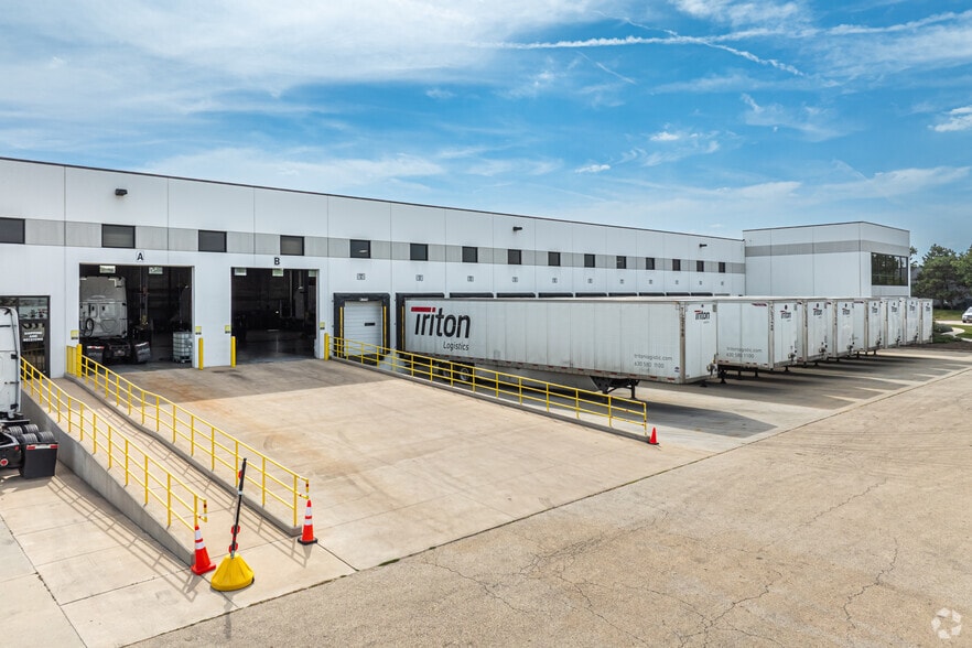 More Photos Of 525 Anderson Dr, Romeoville Warehouse For Sale