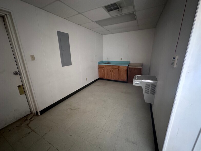 More Photos Of 1514 E 2nd St, Odessa Freestanding For Lease