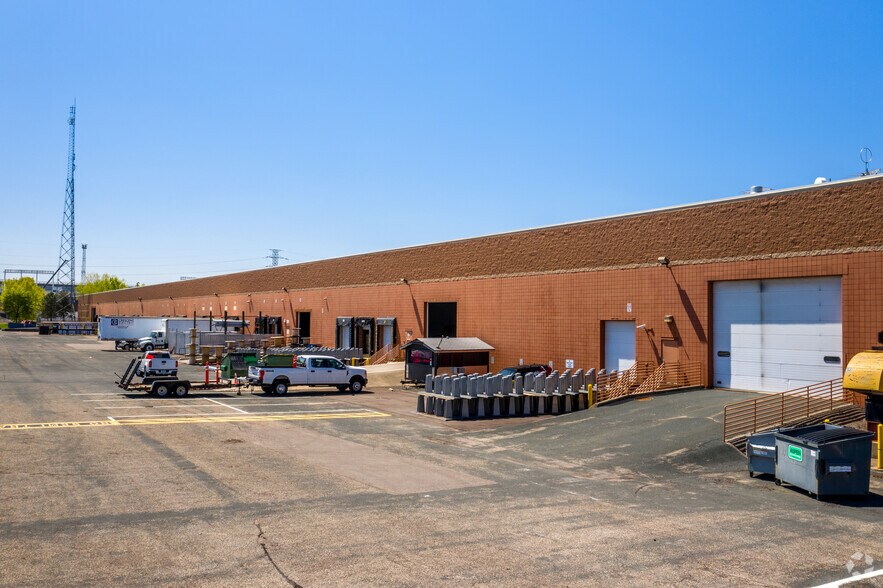 More Photos Of 2000-2090 Elm St SE, Minneapolis Distribution For Lease