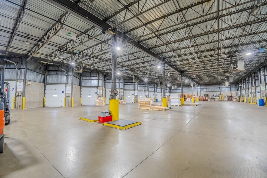 More Photos Of 13150 Boul Métropolitain E, Montréal Distribution For Sale