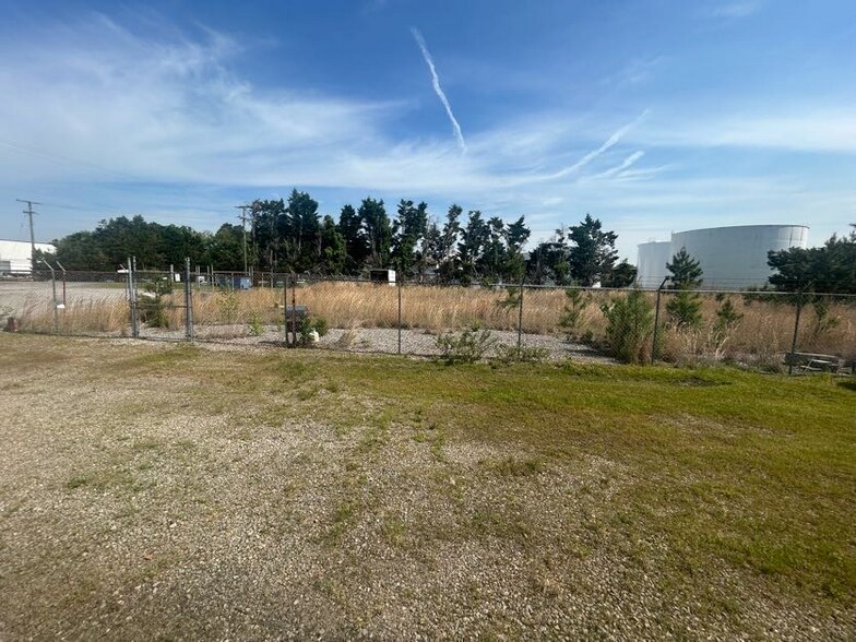 More Photos Of 2034 E Whitehill Rd, Prince George Flex For Sale